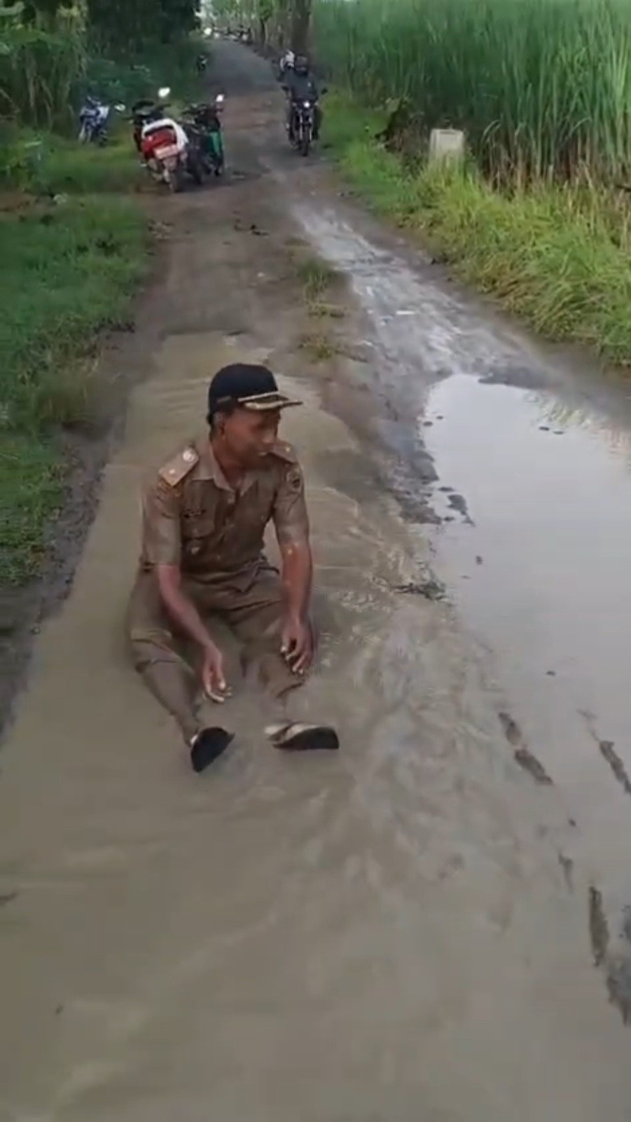 Jalan Rusak Bertahun-tahun Tak Tersentuh, Kades Ngepringan Turun Langsung Protes Demi Keselamatan Warga Screenshot_20260128_152715_WhatsAppBusiness.jpg