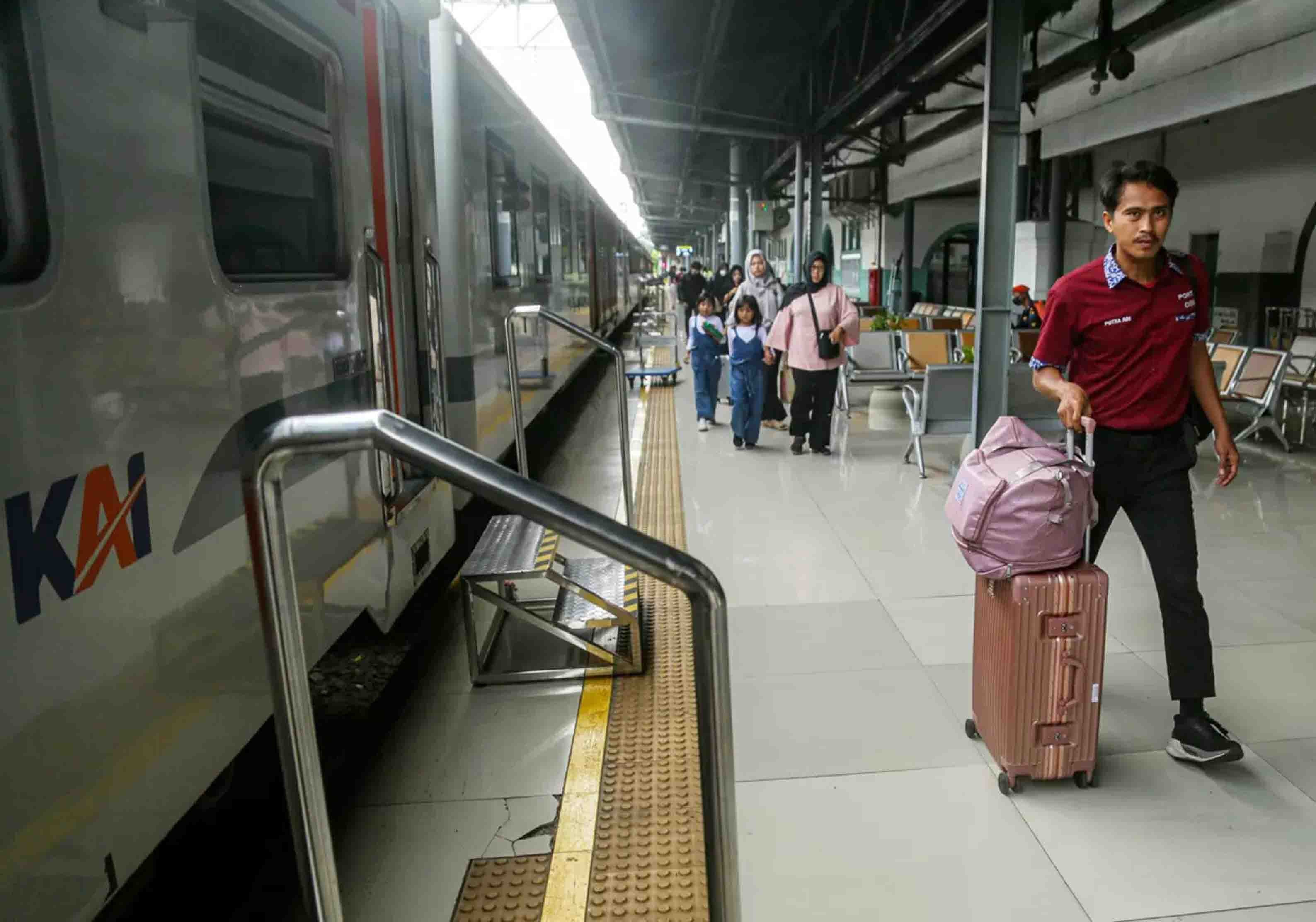KAI Daop 8 Surabaya Buka Pemesanan Tiket Lebaran 2025 Stasiun-Pasar-Senen-Jelang-Nataru-Dery-Ridwansah-5-2589981387.jpg